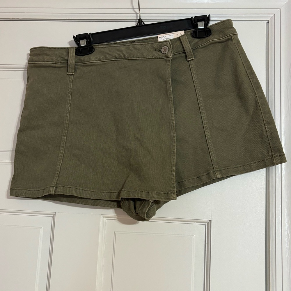 NWT SO WRAP DENIM SKORT GREEN